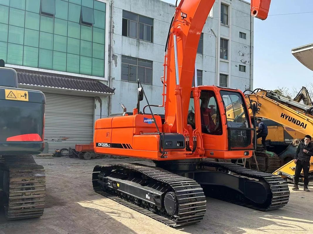 สภาพและสีเดิม เครื่องขุดมือสอง Doosan DX225LC สําหรับขาย