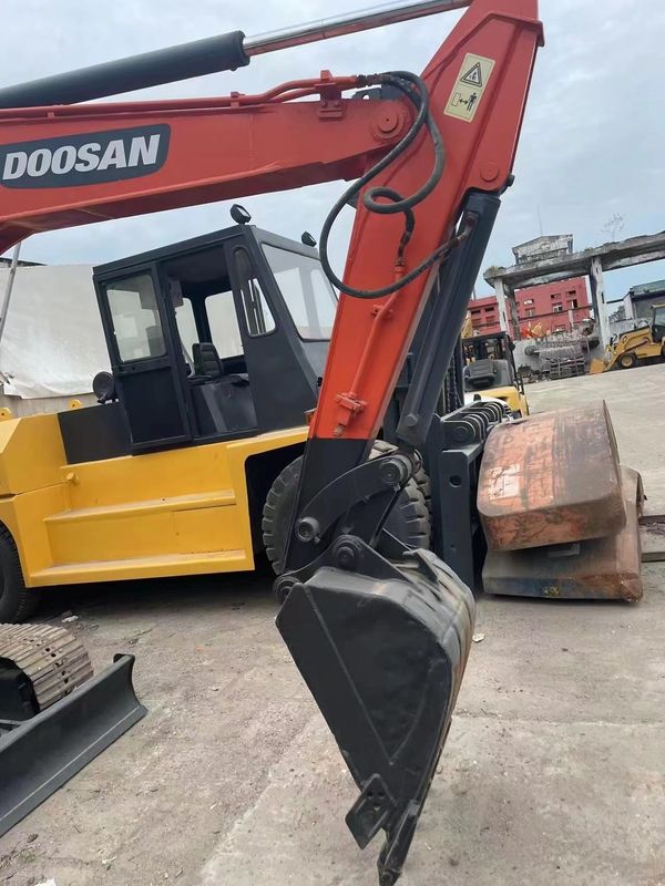 เครื่องขุด Doushan DH55 มือสองเดิมอยู่ในสภาพดี มีความแข็งแรงและรักษาง่าย