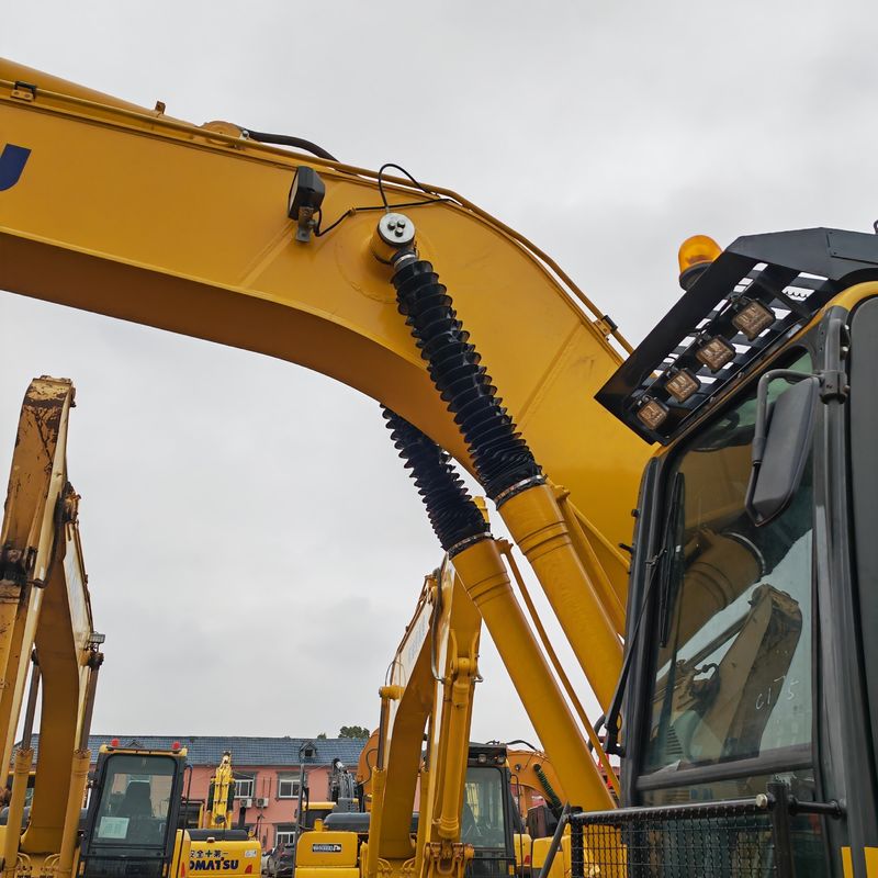 สีเดิมมือสอง เครื่องขุด Komatsu pc240 ขายด้วยราคา Leow