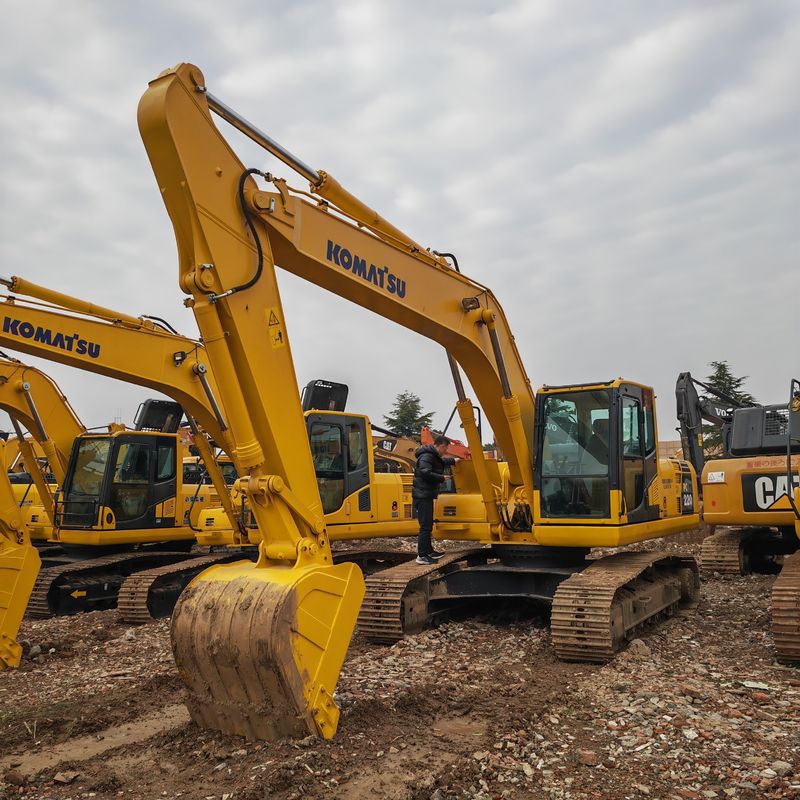 อุปกรณ์ขุดมือสอง พลังการขุดขนาดใหญ่ Komatsu pc 220-8/second มือสอง อุปกรณ์ขุดมือสอง Komatsu pc220-8 ขาย
