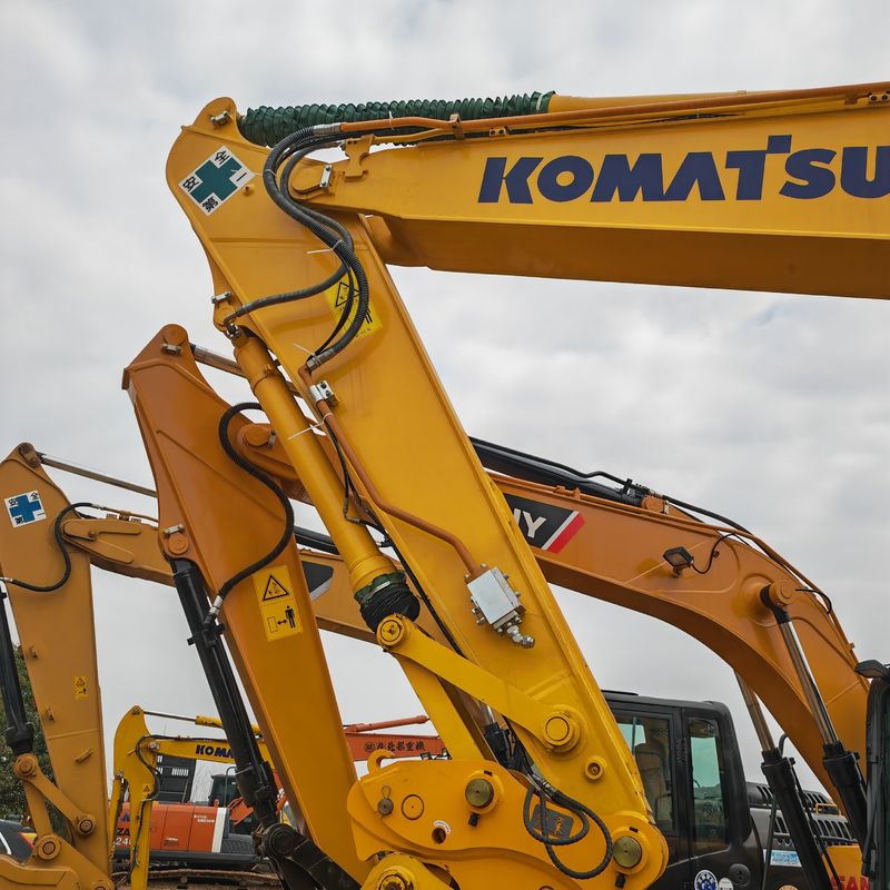 เครื่องขุดที่ใช้ในคลัง KOMATSU PC200-8/สีเดิม มือสอง KOMATSU PC200-8 ขายถูก